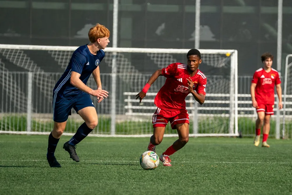 오프사이드를 의식하며 경기를 하는 축구 선수 사진