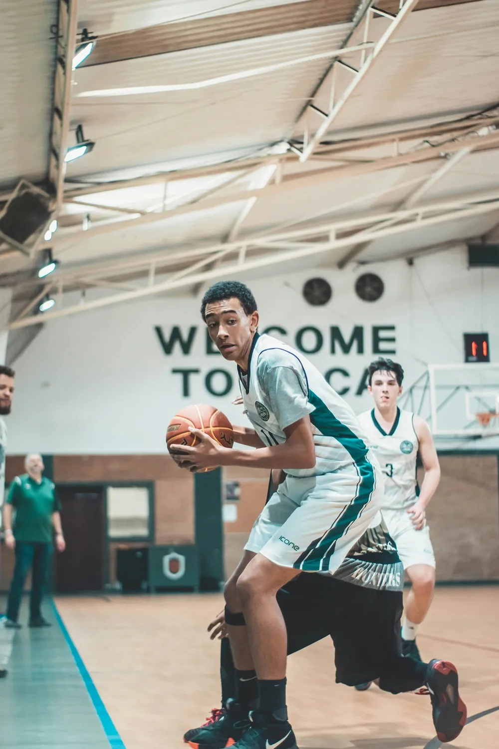 트래블링을 의식하면 경기를 진행하는 프로 농구 선수 사진